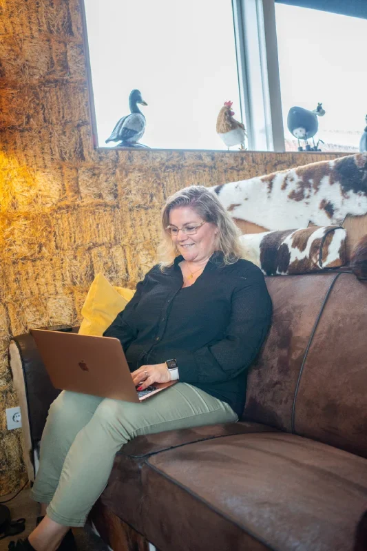 Danielle Social Marketing op de bank