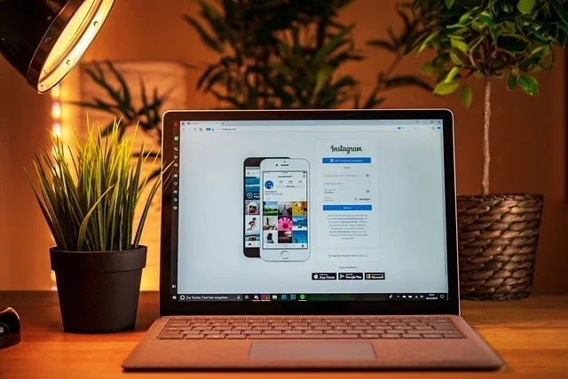 Laptop met Instagram voor webshops, de marketingtool om van volgers klanten te maken