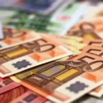 Briefjes geld die gekoppeld zijn aan de winst uit je webshop training van danielle social marketing
