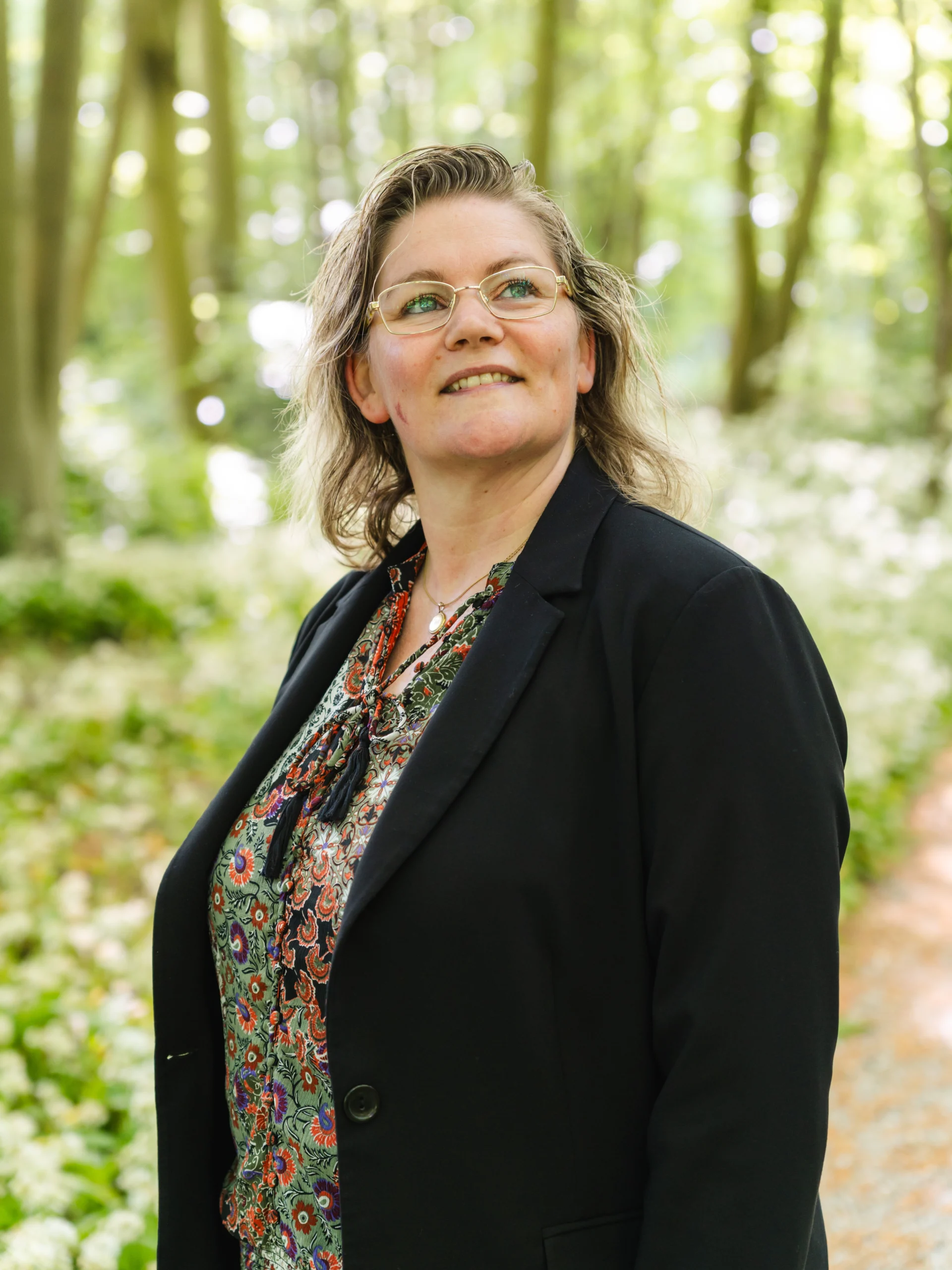 Danielle in de natuur kijkend omhoog
