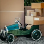 verpakking van bestellingen met een groene auto