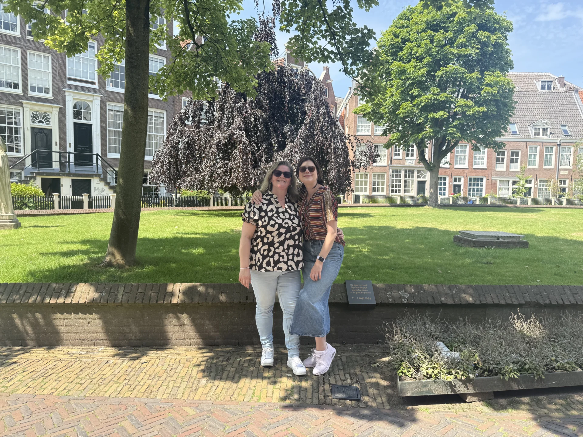 Geneviève en Daniëlle van de E-com.community speciaal voor webshop eigenaren